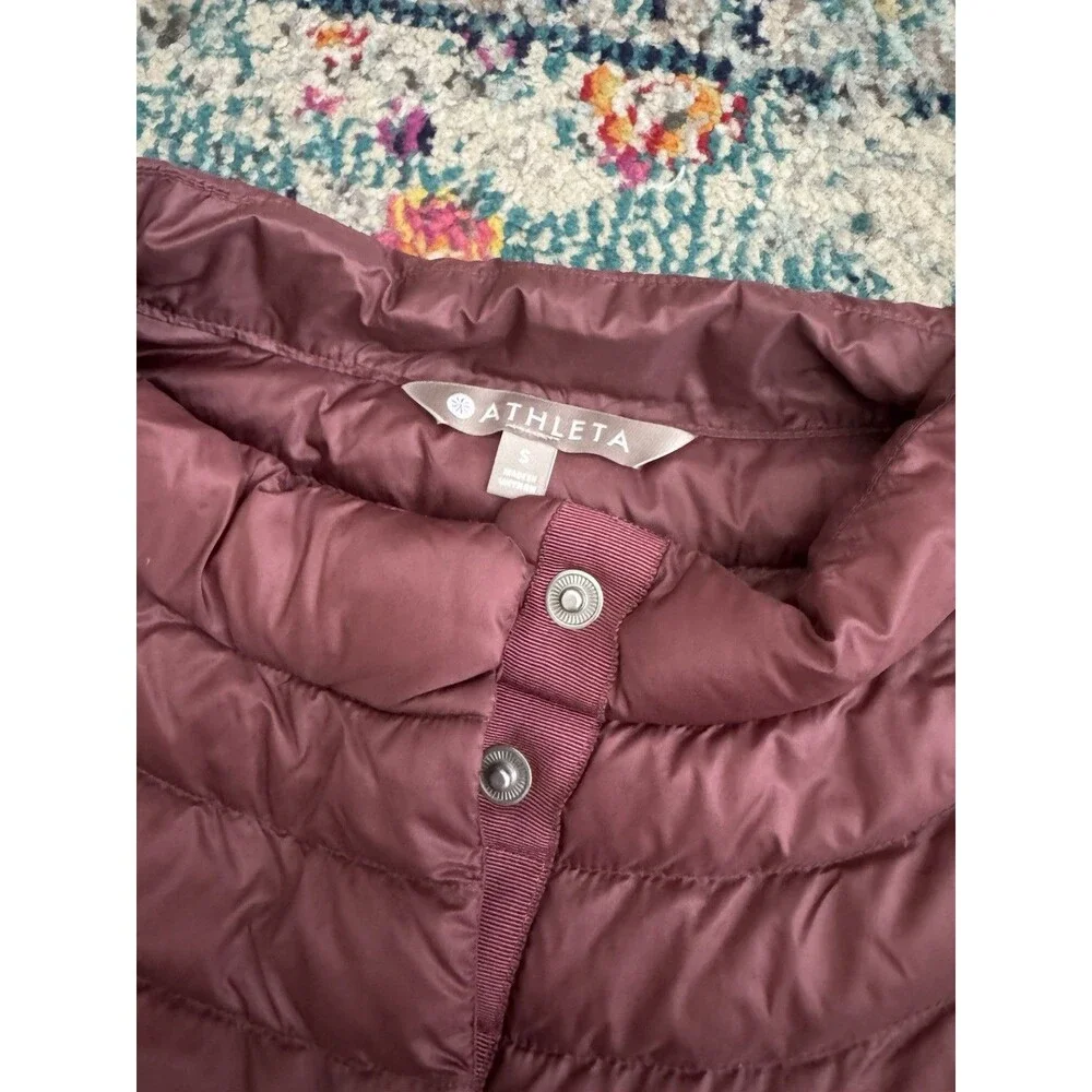 Athleta Women's Down Ouffer Vest‎ in Burgundy Size Small Outdoors Nature Layers